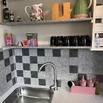 The Pigeon Hole בקתה ריבה